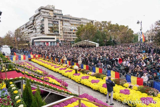 Mii de pelerini și-au unit drumurile și inimile la Iași: Peste ... de persoane, în rugăciune la hramul Sfintei Parascheva