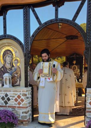 Mulțime de credincioși la Schitul Pocrov, de sărbătoarea Acoperământului Maicii Domnului