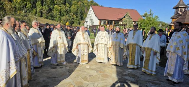 Mulțime de credincioși la Schitul Pocrov, de sărbătoarea Acoperământului Maicii Domnului