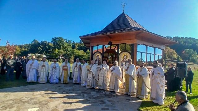 Mulțime de credincioși la Schitul Pocrov, de sărbătoarea Acoperământului Maicii Domnului