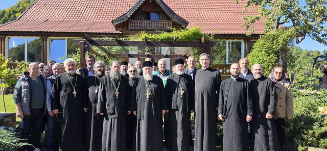 Mulțime de credincioși la Schitul Pocrov, de sărbătoarea Acoperământului Maicii Domnului