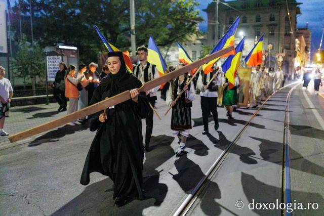 Mii de suflete, în rugăciune, pe cale cu sfinții. Sfânta Parascheva și Sfântul Paisie au binecuvântat Capitala Moldovei