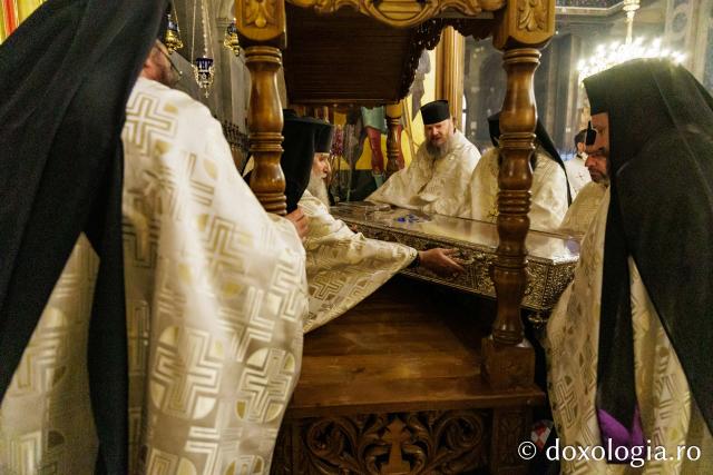 Hramul Mitropoliei Moldovei și Bucovinei s-a încheiat: Sfânta Parascheva își așteaptă pelerinii în Catedrală