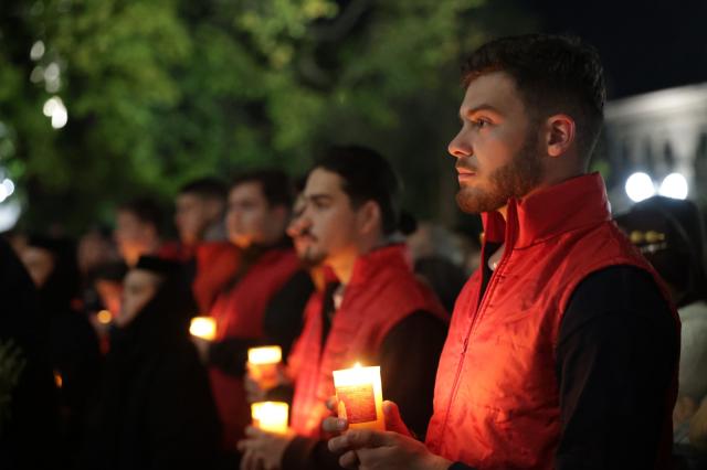 Sfânta Parascheva și Sfântul Paisie își așteaptă pelerinii: A început hramul Mitropoliei Moldovei și Bucovinei