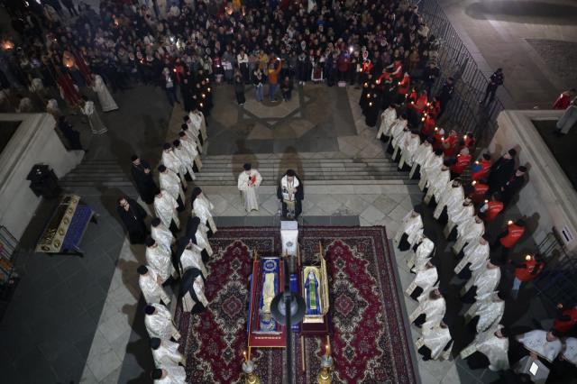 Sfânta Parascheva și Sfântul Paisie își așteaptă pelerinii: A început hramul Mitropoliei Moldovei și Bucovinei