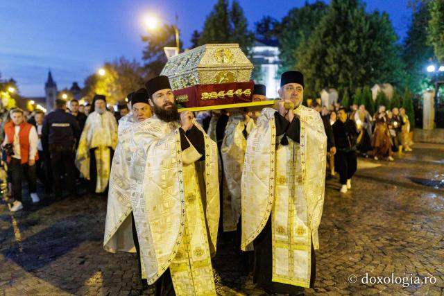 Sfânta Parascheva și Sfântul Paisie își așteaptă pelerinii: A început hramul Mitropoliei Moldovei și Bucovinei