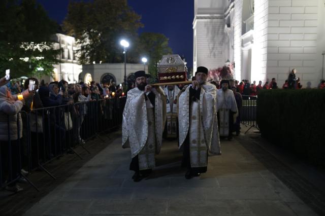 Sfânta Parascheva și Sfântul Paisie își așteaptă pelerinii: A început hramul Mitropoliei Moldovei și Bucovinei