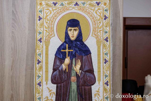 Veșmântul Sfintei Evloghia de la Samurcășești, brodat cu migală la Mănăstirea Copou