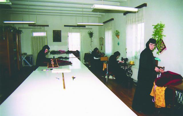 Fotografie - Atelier de veșminte liturgice – Mănăstirea Galata (Iași)

	Maicile și surorile de aici se ocupă cu confecționarea veșmintelor liturgice și cu arta broderiei. Atelierul de croitorie bisericească de la Galata este apreciat nu numai în Iași, ci în toată Moldova.