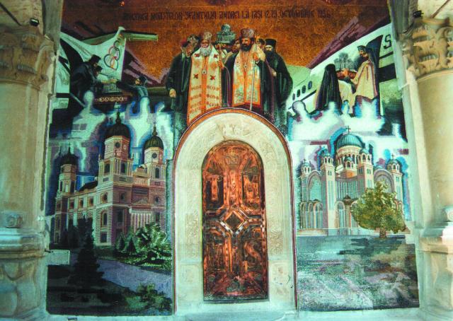 Fotografie - Mozaic Biserica „Sfântul Gheorghe” din Iași (Vechea Mitropolie)

	Mozaicul bizantin a fost realizat în pridvorul deschis al bisericii, de echipa meșterului Virgil Moraru, între anii 1999-2000, și reprezintă evenimentul aducerii moaștelor Sfântului Apostol Andrei la Iași, în octombrie 1996.