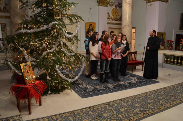 Colindători la Reşedinţa Mitropolitană - Parohia Tungujei, comuna Ţibăneşti