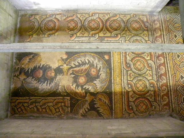 Bucăţi din mozaiul ce acoperă podeaua Bisericii Naşterea Domnului din Betleem