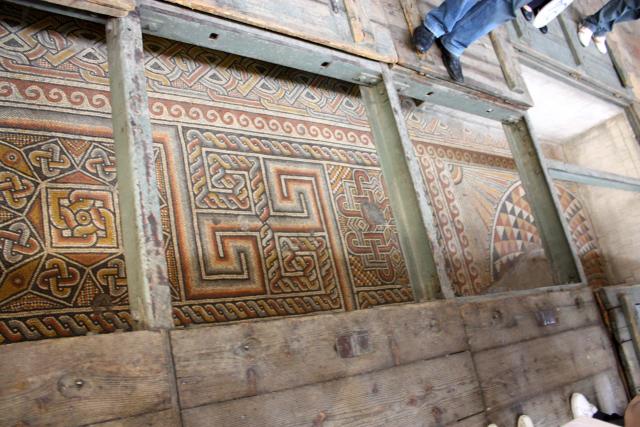 Bucăţi din mozaiul ce acoperă podeaua Bisericii Naşterea Domnului din Betleem