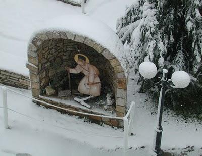 În Mănăstirea Sfântul Serafim de Sarov din Trikorfo, Grecia