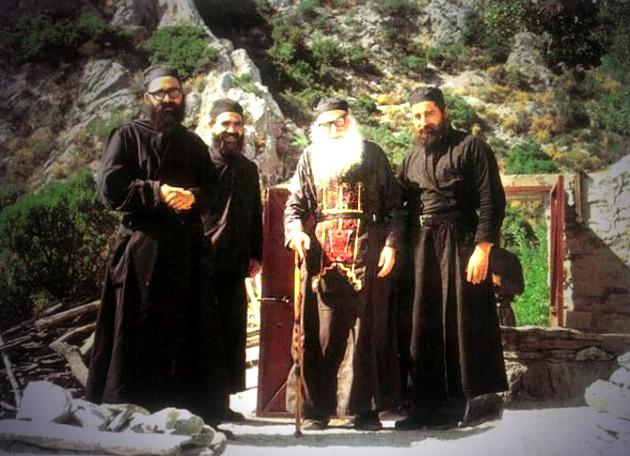 Părintele Efrem Katunakiotul împreună cu ucenicii