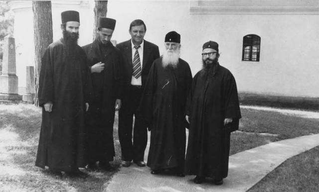 Sfântul Iustin Popovici împreună cu fii duhovnicești de-ai săi (anul 1977)