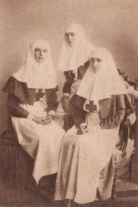 Împărăteasa Alexandra împreună cu Olga şi Tatiana