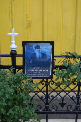 La mormântul Mitropolitului Iosif Naniescu