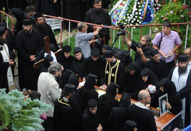 La înmormântarea Părintelui Arsenie Papacioc