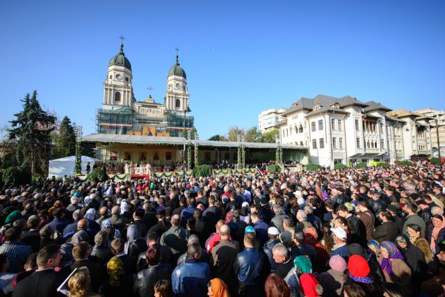 Sfânta Liturghie în ziua de prăznuire a Sfintei Cuvioase Parascheva - galerie FOTO
