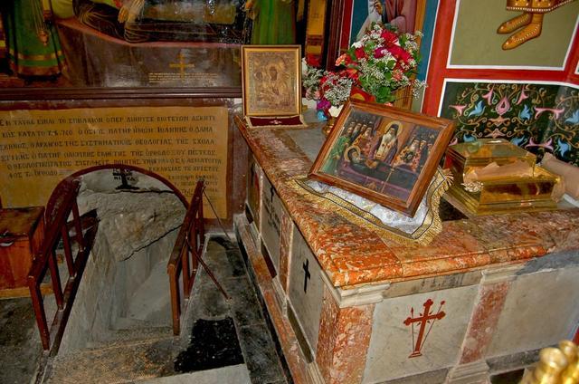 Cenotaful și intrarea în peștera Sfântului Cuvios Ioan Damaschin