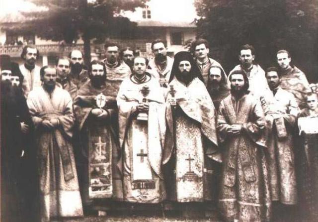 Ierodiaconul Antonie Plămădeală cu obștea Mănăstirii Slatina