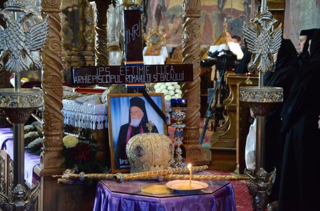 Înaltpreasfințitul Părinte „Eftimie cel Bun”, înmormântat în prezența a 10 ierarhi și a sute de preoți (GALERIE FOTO)