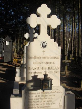 Mormântul Părintelui Ioanichie Bălan