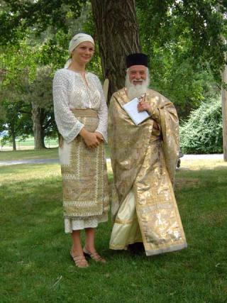 Părintele Gheorghe Calciu și o credincioasă, în SUA