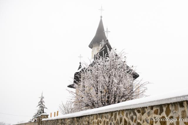 Mănăstirea Hadâmbu sub zăpadă - galerie foto