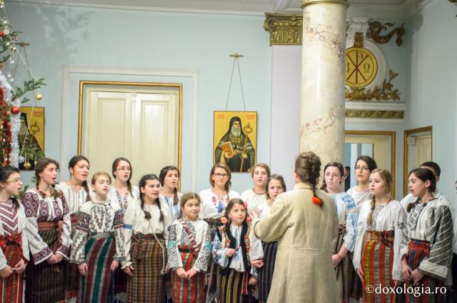 Colindători la Reședința Mitropolitană - Corul Angeli, parohia Sf. Haralambie, Tg. Neamț