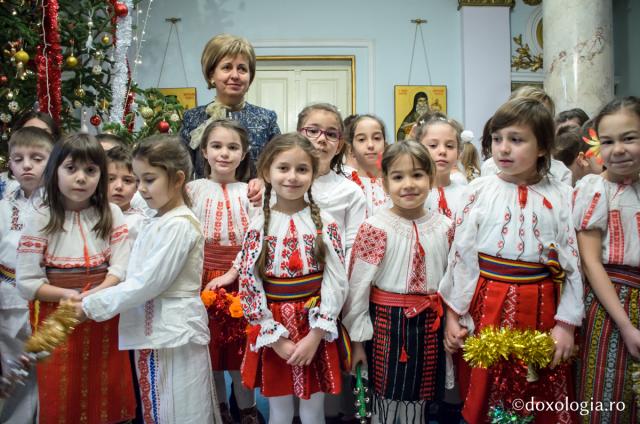 Colindători la Reședința Mitropolitană - Școala „D.D. Pătrașcanu” din Tomești, județul Iași, clasa pregătitoare și clasa I