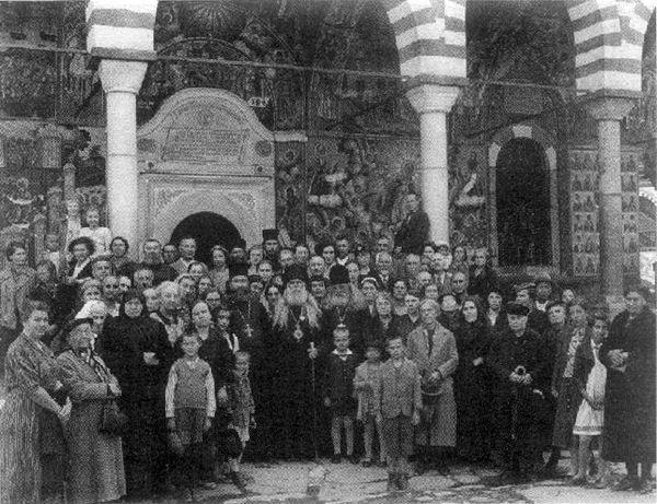 Sfântul Ierarh Serafim Sobolev, împreună cu turma sa duhovnicească, la Mănăstirea Rila din Bulgaria (septembrie 1937)