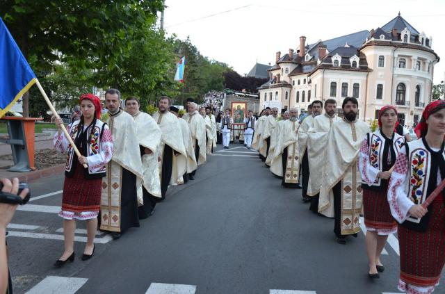 Vecernie și procesiune la Piatra Neamț pentru Sfântul Ioan Botezătorul (GALERIE FOTO)