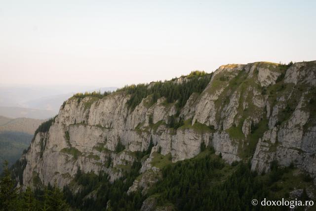 (Foto) Pelerini pe muntele Ceahlau de hramul Schimbării la Față