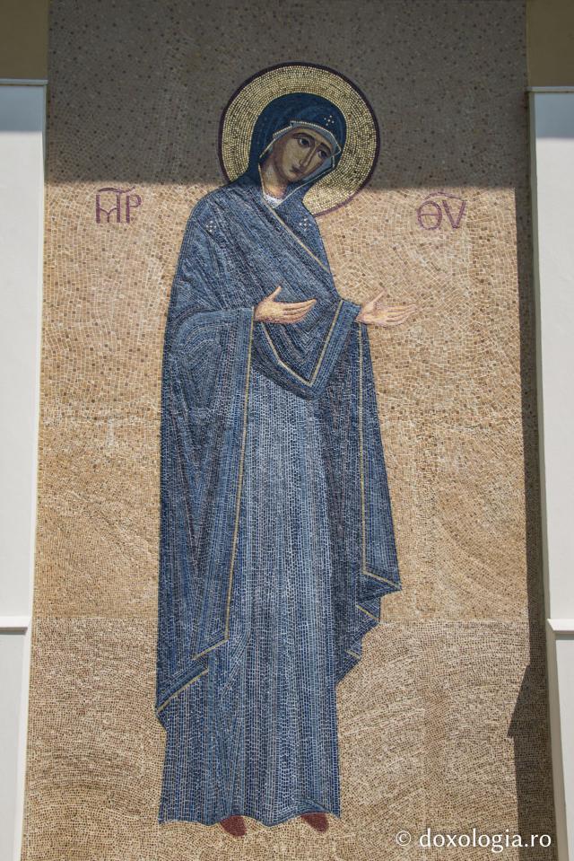 Maica Domnului - mozaic perete sudic, biserica mănăstirii