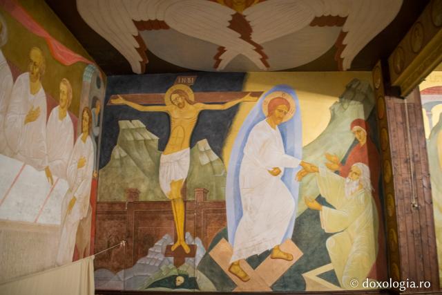 Răstignirea Domnului - pictura arhimandritului Sofronie Saharov din trapeza mănăstirii