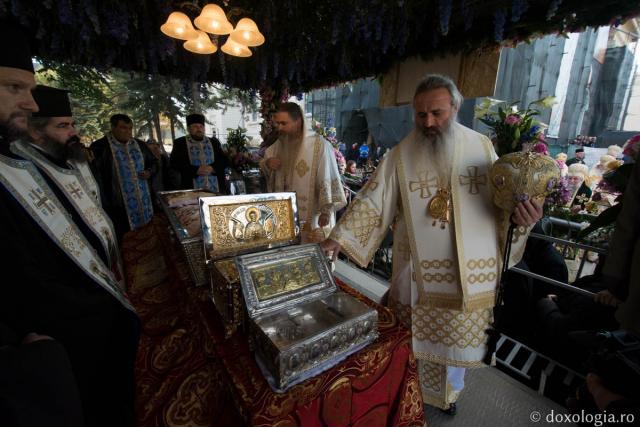 Soborul de ierarhi, la începerea Liturghiei pentru sărbătoarea Sfintei Parascheva - GALERIE FOTO