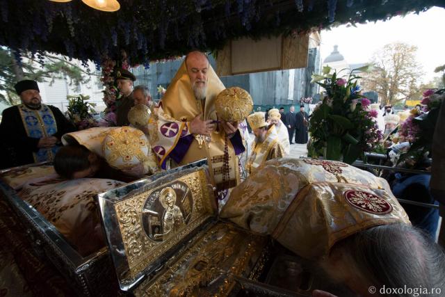 Soborul de ierarhi, la începerea Liturghiei pentru sărbătoarea Sfintei Parascheva - GALERIE FOTO