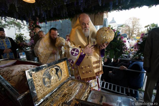 Soborul de ierarhi, la începerea Liturghiei pentru sărbătoarea Sfintei Parascheva - GALERIE FOTO