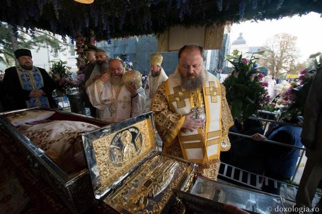 Soborul de ierarhi, la începerea Liturghiei pentru sărbătoarea Sfintei Parascheva - GALERIE FOTO