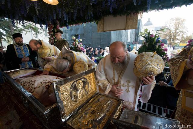 Soborul de ierarhi, la începerea Liturghiei pentru sărbătoarea Sfintei Parascheva - GALERIE FOTO