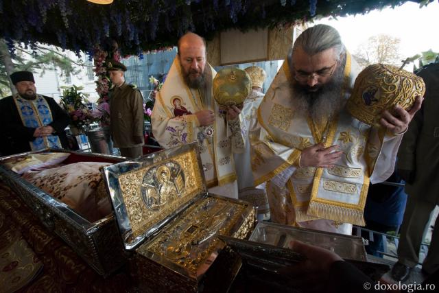 Soborul de ierarhi, la începerea Liturghiei pentru sărbătoarea Sfintei Parascheva - GALERIE FOTO