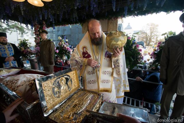 Soborul de ierarhi, la începerea Liturghiei pentru sărbătoarea Sfintei Parascheva - GALERIE FOTO