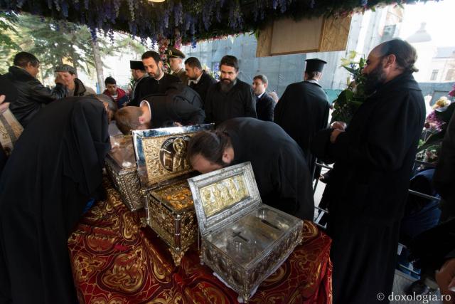 Soborul de ierarhi, la începerea Liturghiei pentru sărbătoarea Sfintei Parascheva - GALERIE FOTO