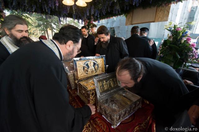 Soborul de ierarhi, la începerea Liturghiei pentru sărbătoarea Sfintei Parascheva - GALERIE FOTO