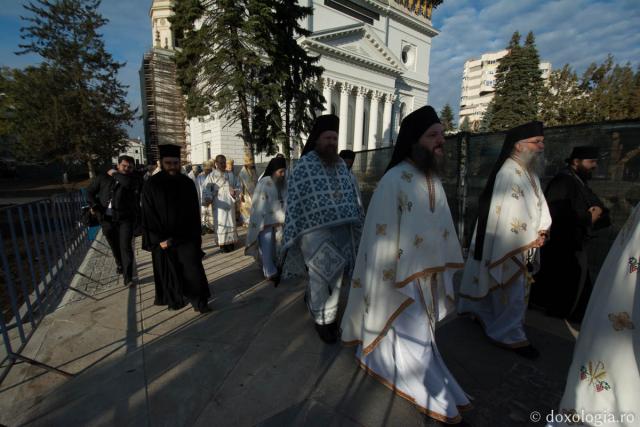 Soborul de ierarhi, la începerea Liturghiei pentru sărbătoarea Sfintei Parascheva - GALERIE FOTO