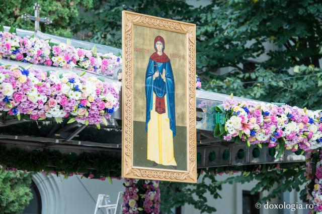 Împodobirea baldachinului Sfintei Cuvioase Parascheva - galerie FOTO