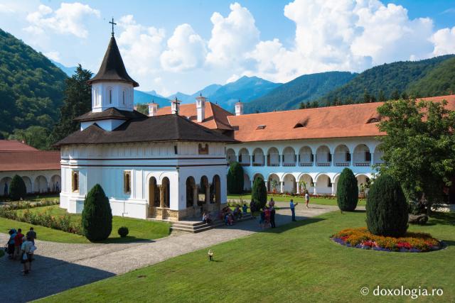 Curtea interioară a mănăstirii Brâncoveanu – Sâmbăta de Sus