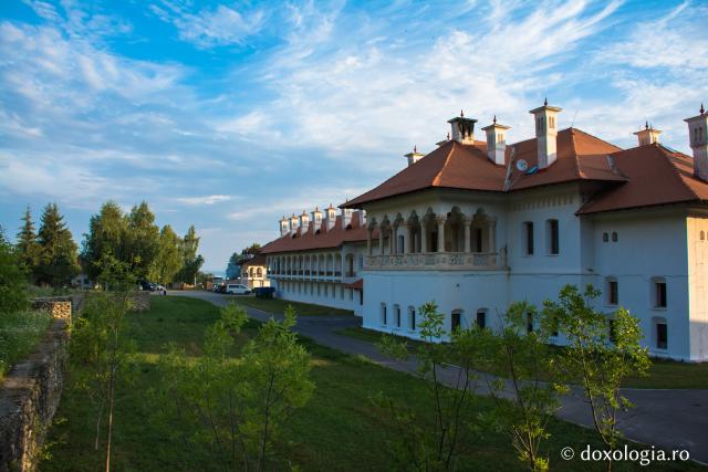 Vedere dinspre nord a Mănăstirii Brâncoveanu – Sâmbăta de Sus 